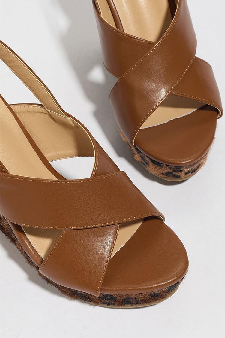 Talons compensés à bride arrière avec boucle, bout ouvert et imprimé léopard