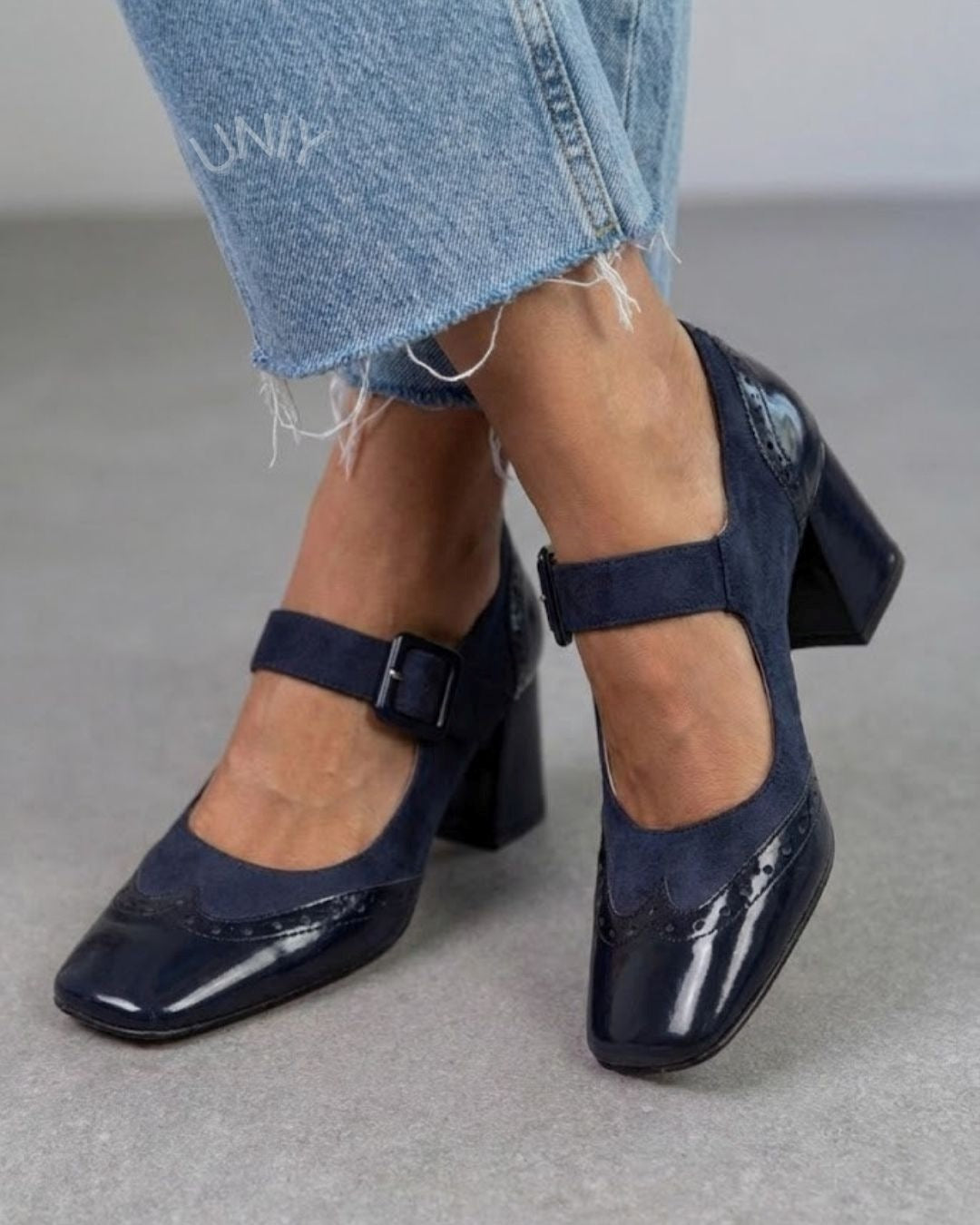 Sapato Mary Jane Retrô Marinho com Bico Quadrado, Detalhes Brogue e Salto Bloco