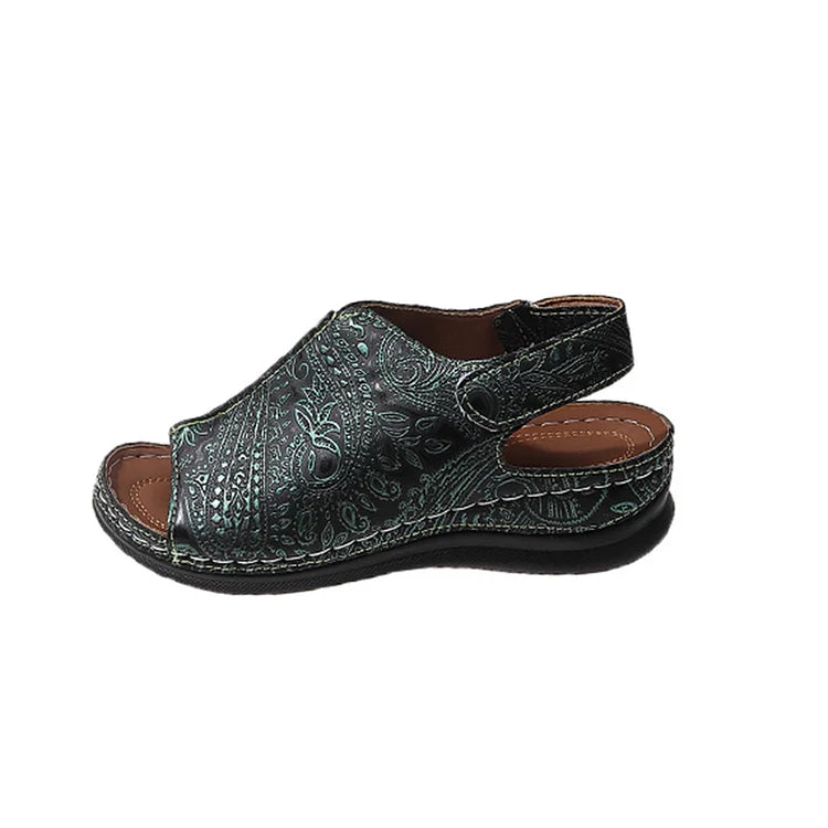 Sandálias tipo slingback com padrão tribal texturizado e bico aberto