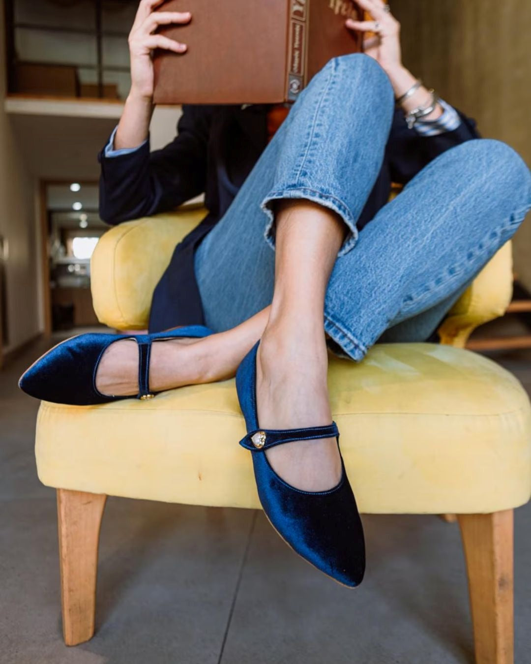 Elegante blaue Samt-Mary-Jane-Ballerinas mit spitz zulaufender Spitze und Herzdetail [Vorbestellung]