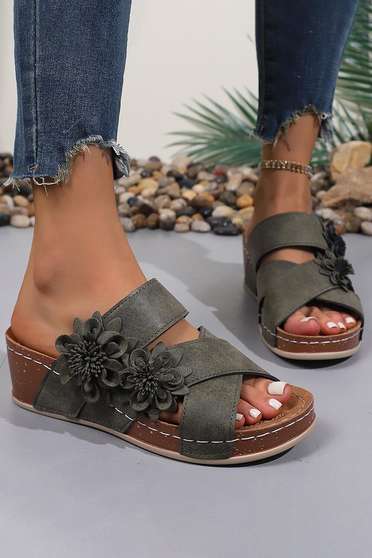 Pantuflas informales de cuña con punta redonda y tiras cruzadas con decoración de flores en 3D