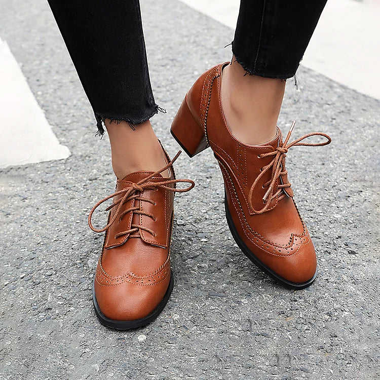 Oxford Brogues com atacadores, biqueira redonda, salto grosso, bloco de cores em patchwork