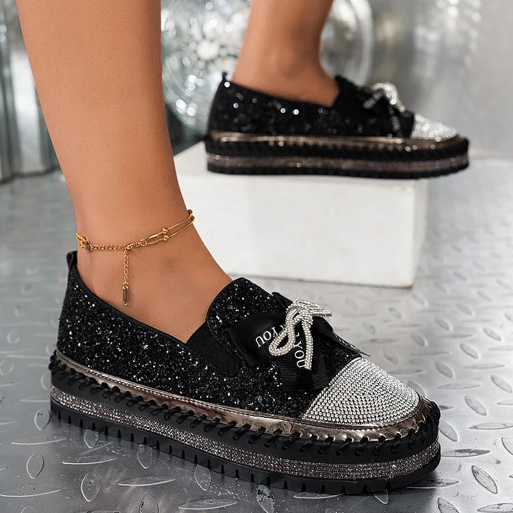 Błyszczące mokasyny z kokardą z kryształków, ozdobione przeszyciami, z okrągłym noskiem