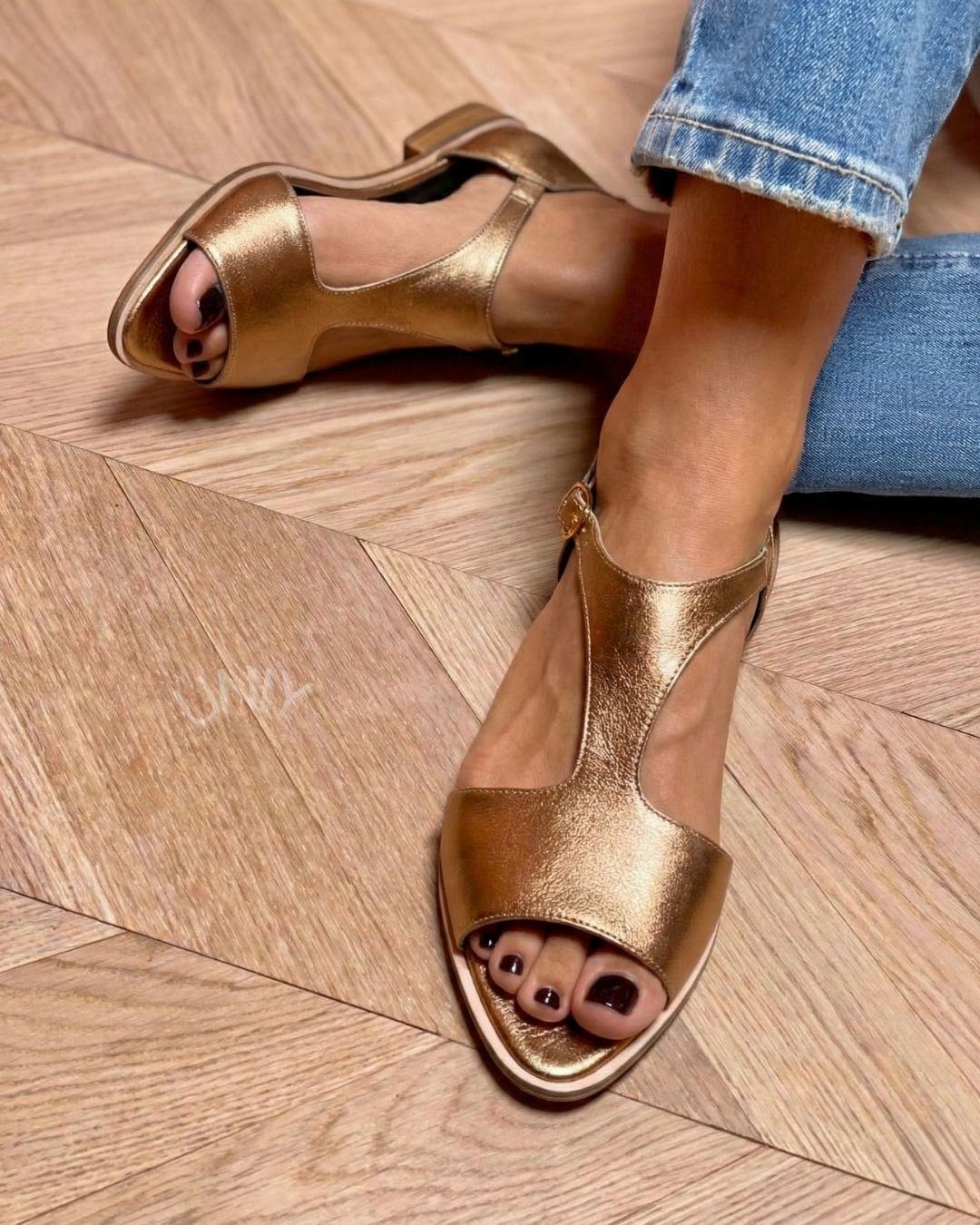 Sandálias Rasas Casuais Douradas Metálicas Vintage com Tiras e Ponta Aberta
