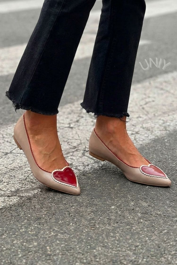 Chique taupekleurige rode hartapplicatie spitse platte schoenen [Pre Order]