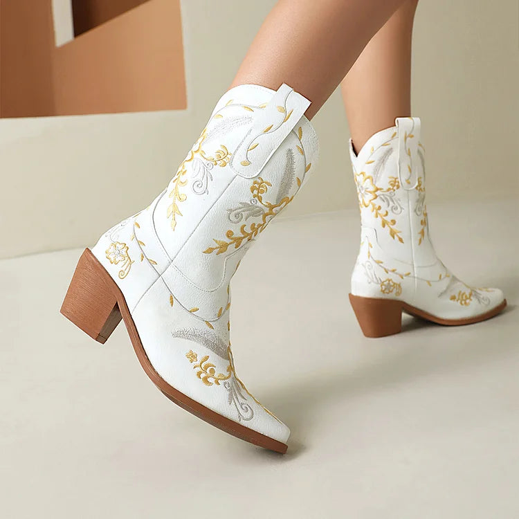 Botas vaqueras con tacón grueso y punta puntiaguda y parches con bordado floral