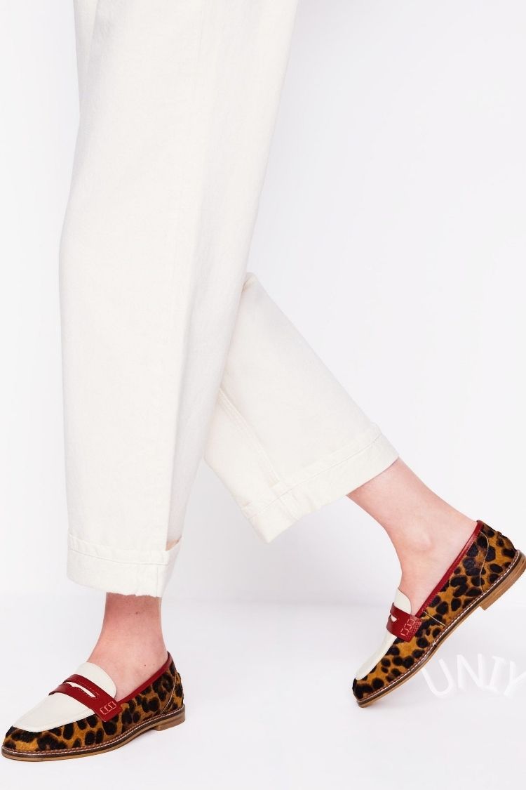 Loafers mit spitz zulaufender Zehenpartie und Leopardenmuster Lederriemen [Vorbestellung]