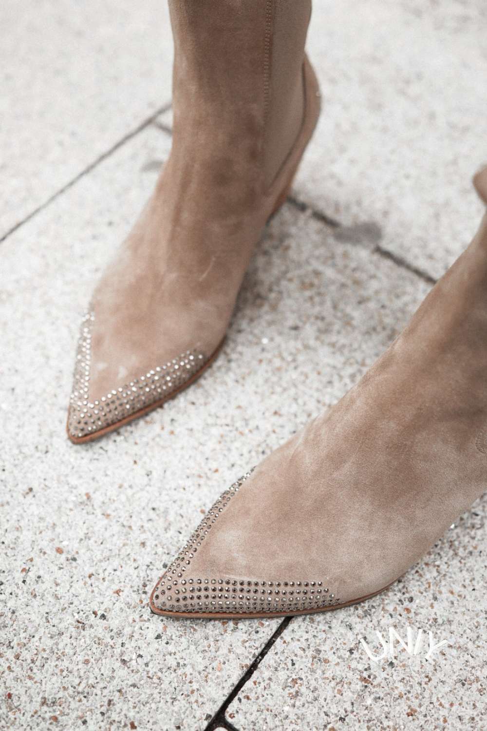 Stivaletti western in pelle scamosciata beige [Pre-ordine]