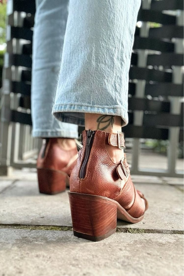 Echtleder Doppel-Schnallen-Käfig-Riemen Blockabsatz Sandalen [Vorbestellung]