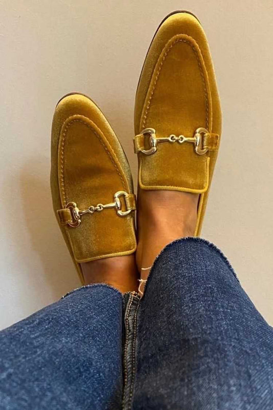 Samt Slipper mit Schnallendetail und spitzer Zehenpartie [Vorbestellung]