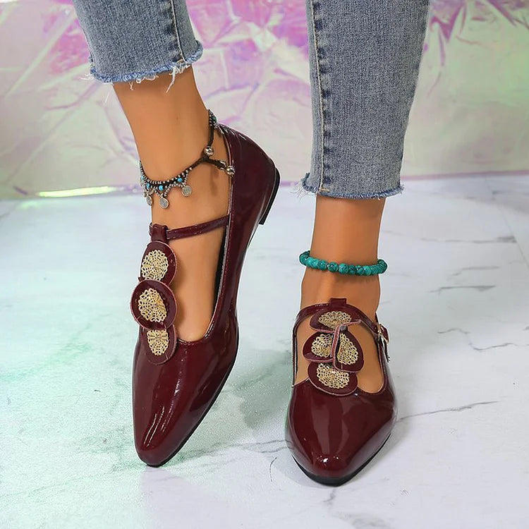 Zapatos planos con punta en punta, hebilla y tiras en T con decoración circular múltiple