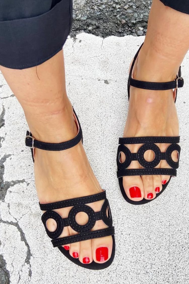 Veelzijdige platte zomersandalen met ronde neus, uitsnijding en enkelbandje [Pre-order]