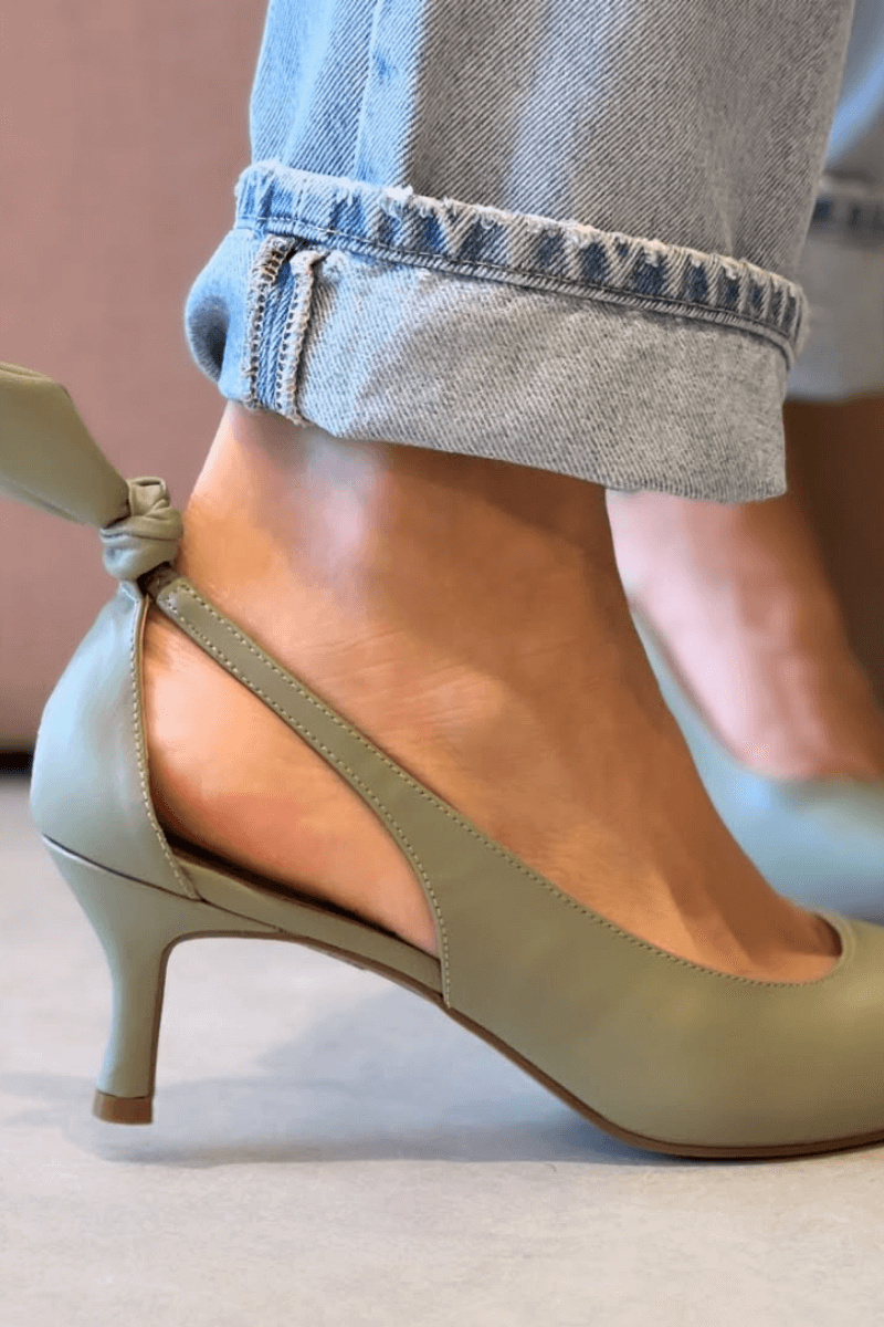 Décolleté con cinturino posteriore a punta in similpelle con fiocco [Pre-ordine]