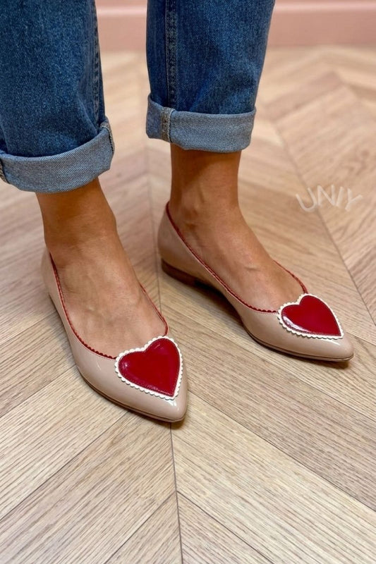 Elegantes bailarinas de punta con detalle de corazón en contraste en color beige y rojo [Preventa]