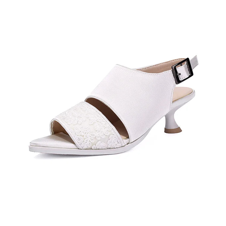 Sandały na obcasie z odkrytymi palcami, wycięciami i kwiatowym wzorem, z paskiem na pięcie