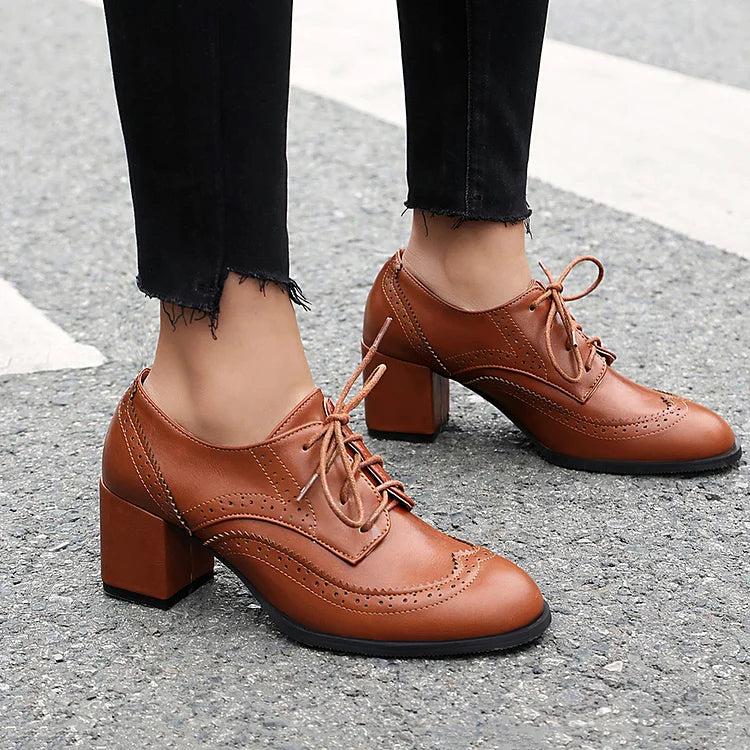 Oxford Brogues com atacadores, biqueira redonda, salto grosso, bloco de cores em patchwork