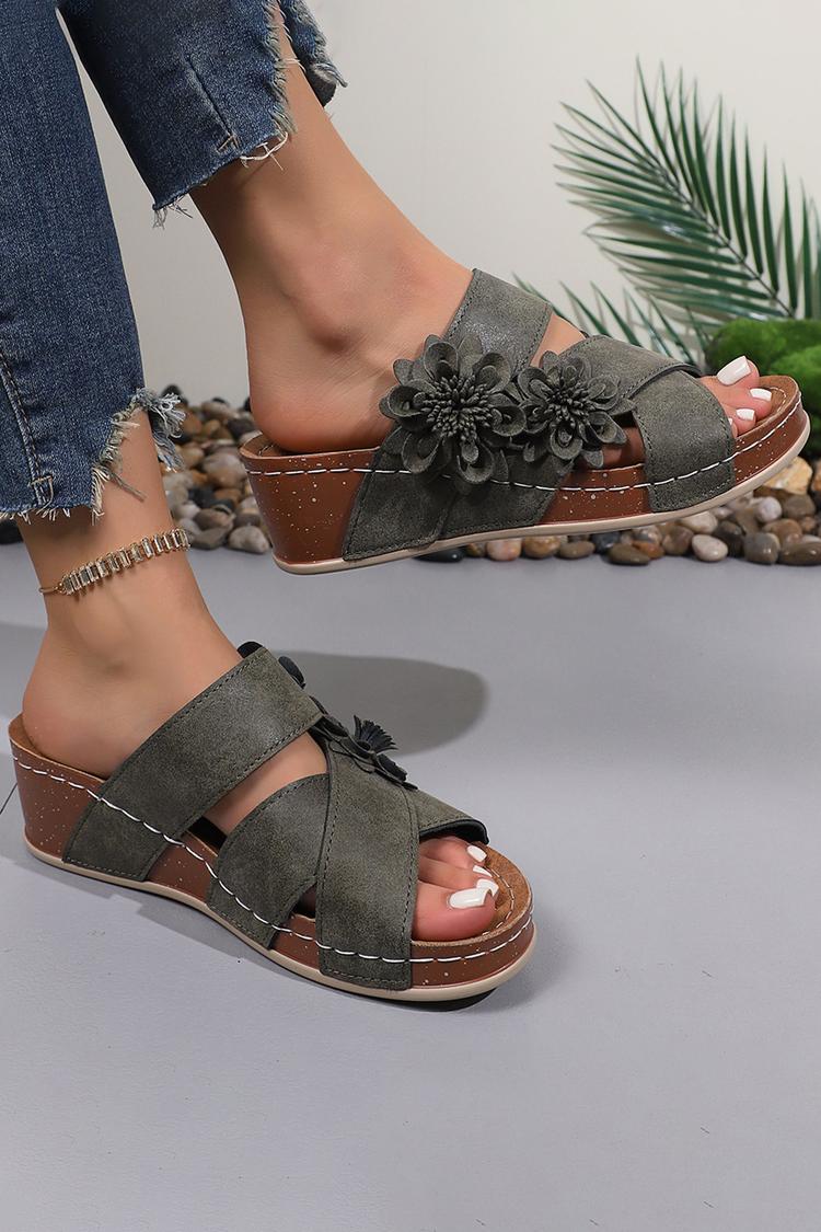 Pantuflas informales de cuña con punta redonda y tiras cruzadas con decoración de flores en 3D