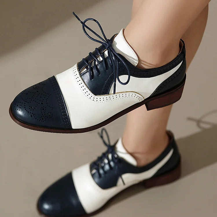 Oxford brogue con punta tonda e lacci colorblock e tacco basso a blocco