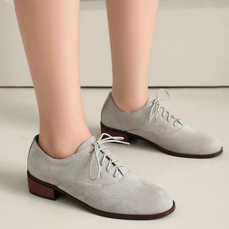 Oxfords con punta tonda, tacco basso e lacci, patchwork con stampa leopardata 