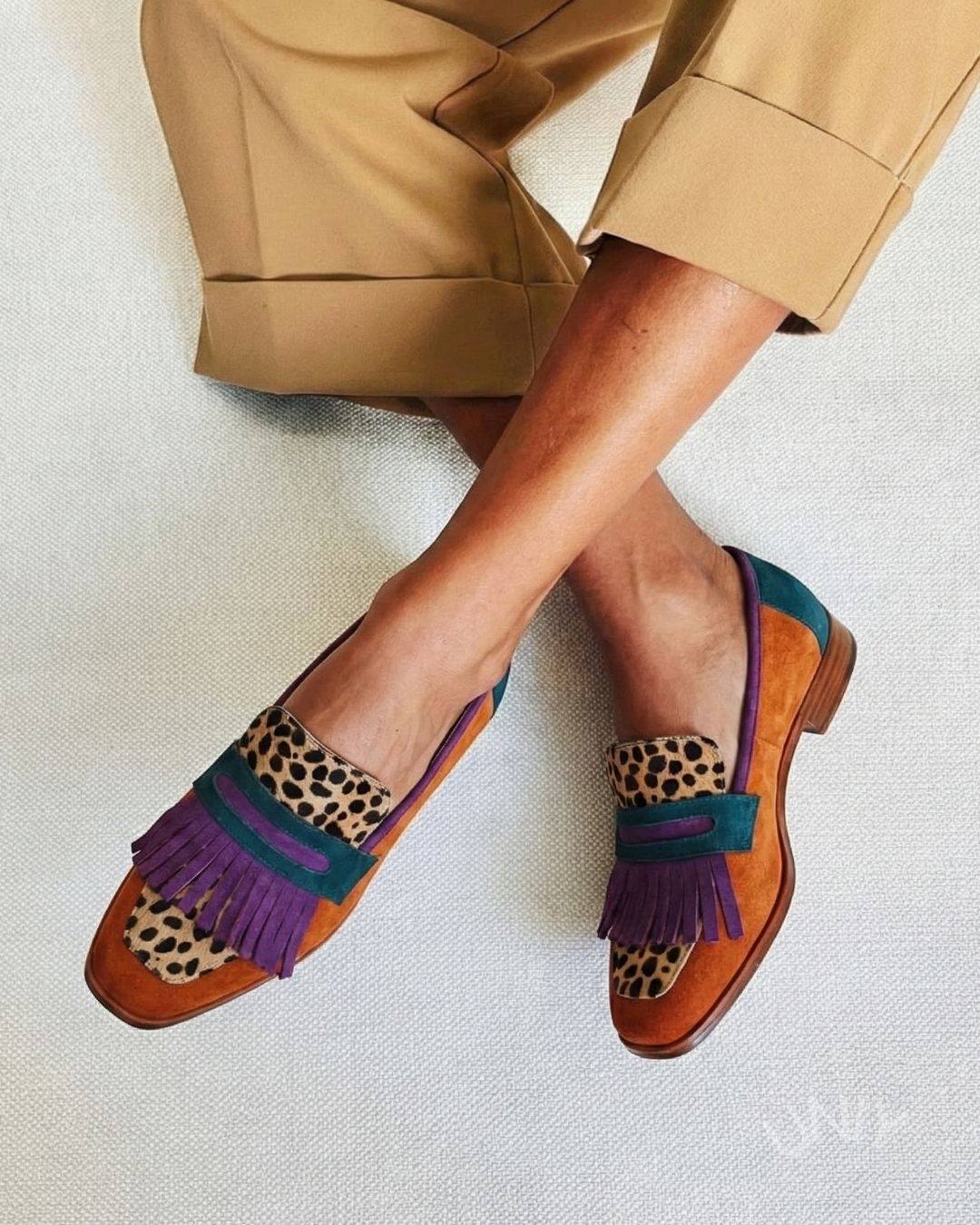 Vintage fargerike leopardmønstrede lilla frynsete mokkasiner med firkantet tå i semsket skinn