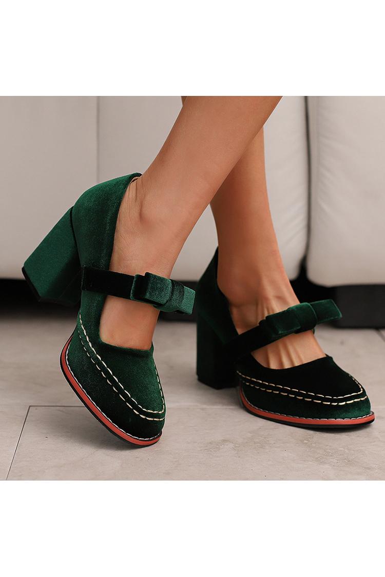 Punta tonda, tacco grosso, cinturino sul collo del piede, dettagli cuciti, fiocco decorativo 