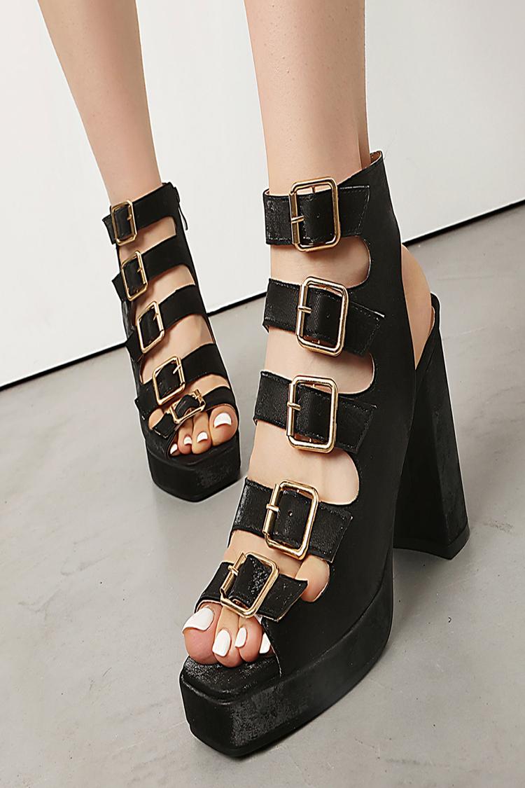 Scarpe con tacco grosso, cinturino posteriore, fibbia e punta quadrata traforata 