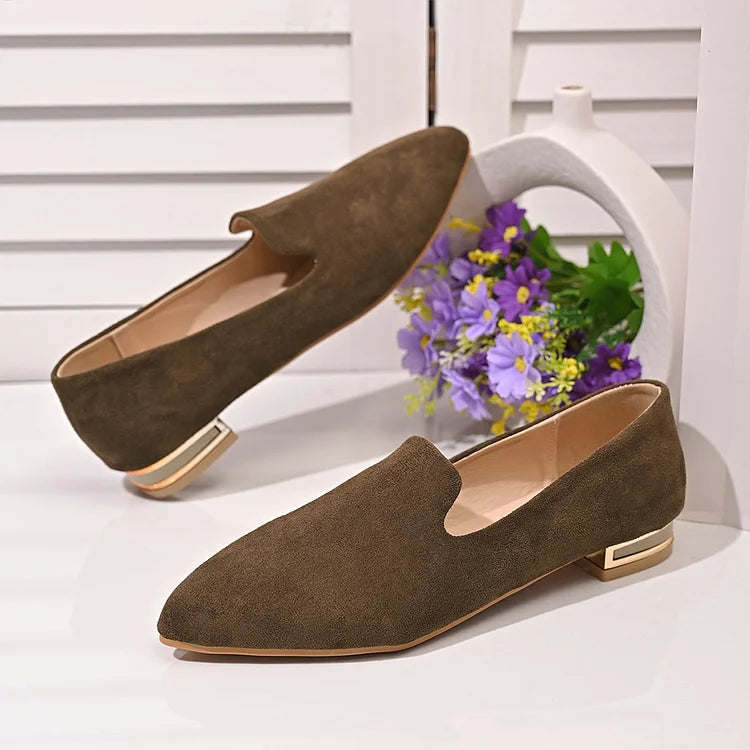 Mocassini slip on casual con tacco basso e punta a punta tinta unita