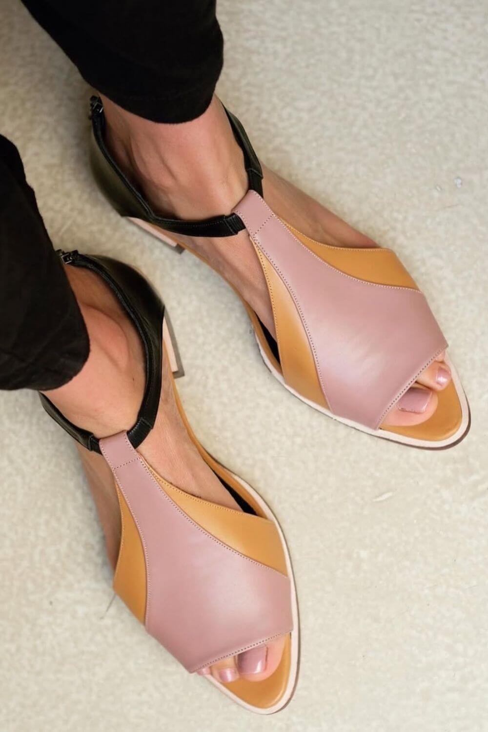 Sandali con tacco e cinturino alla caviglia con punta aperta e pannello metallico [Pre-ordine]