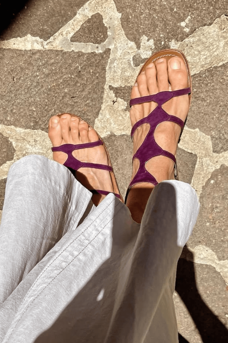 Sandali gladiatore bassi con motivo geometrico in camoscio [Pre-ordine]