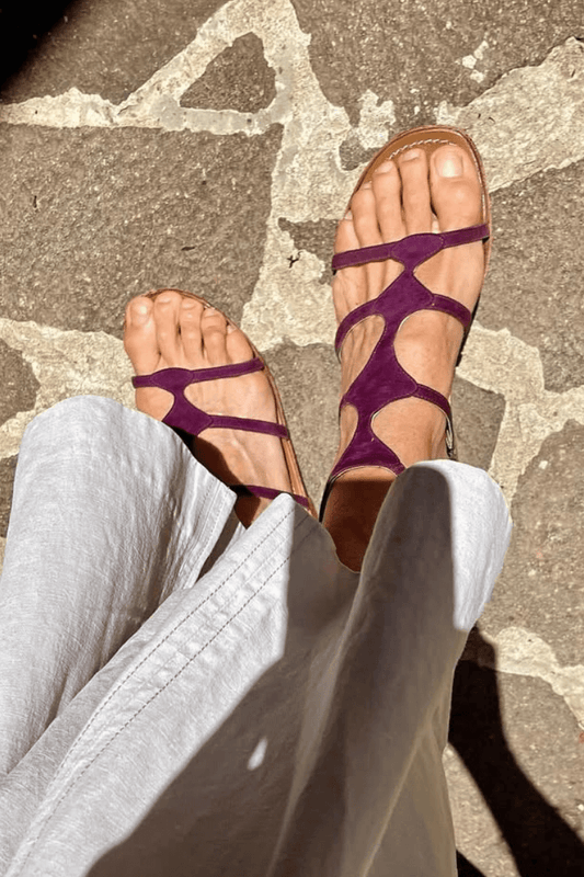 Sandali gladiatore bassi con motivo geometrico in camoscio [Pre-ordine]