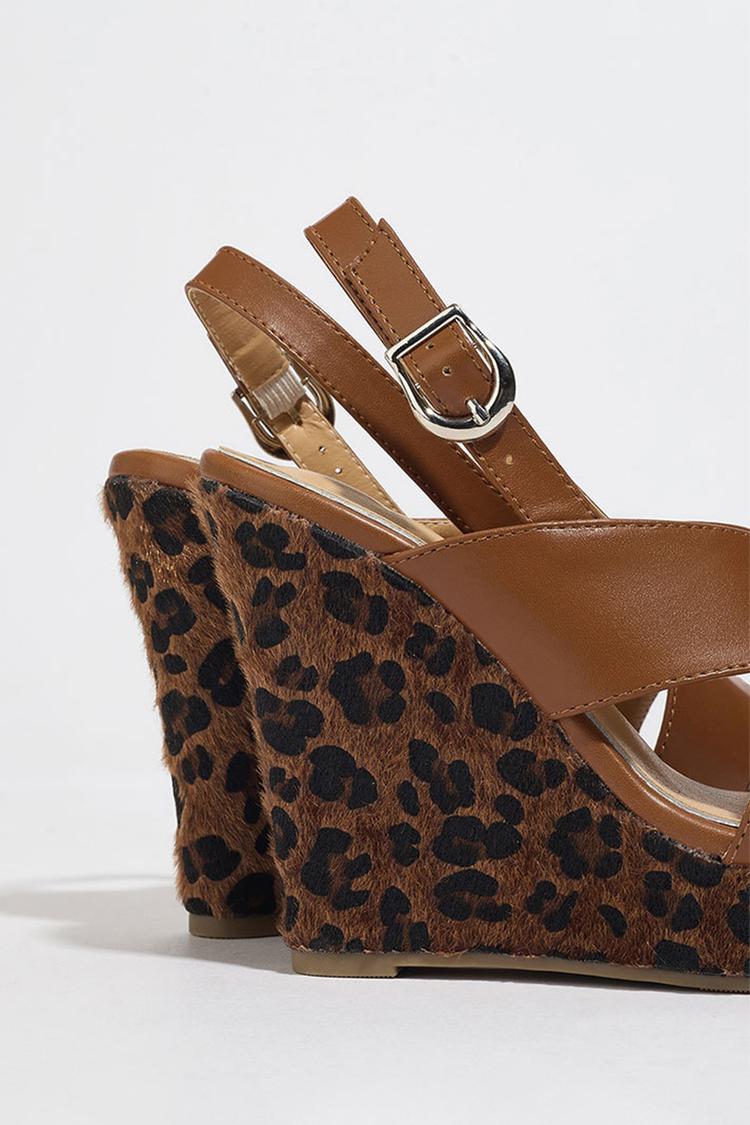 Talons compensés à bride arrière avec boucle, bout ouvert et imprimé léopard