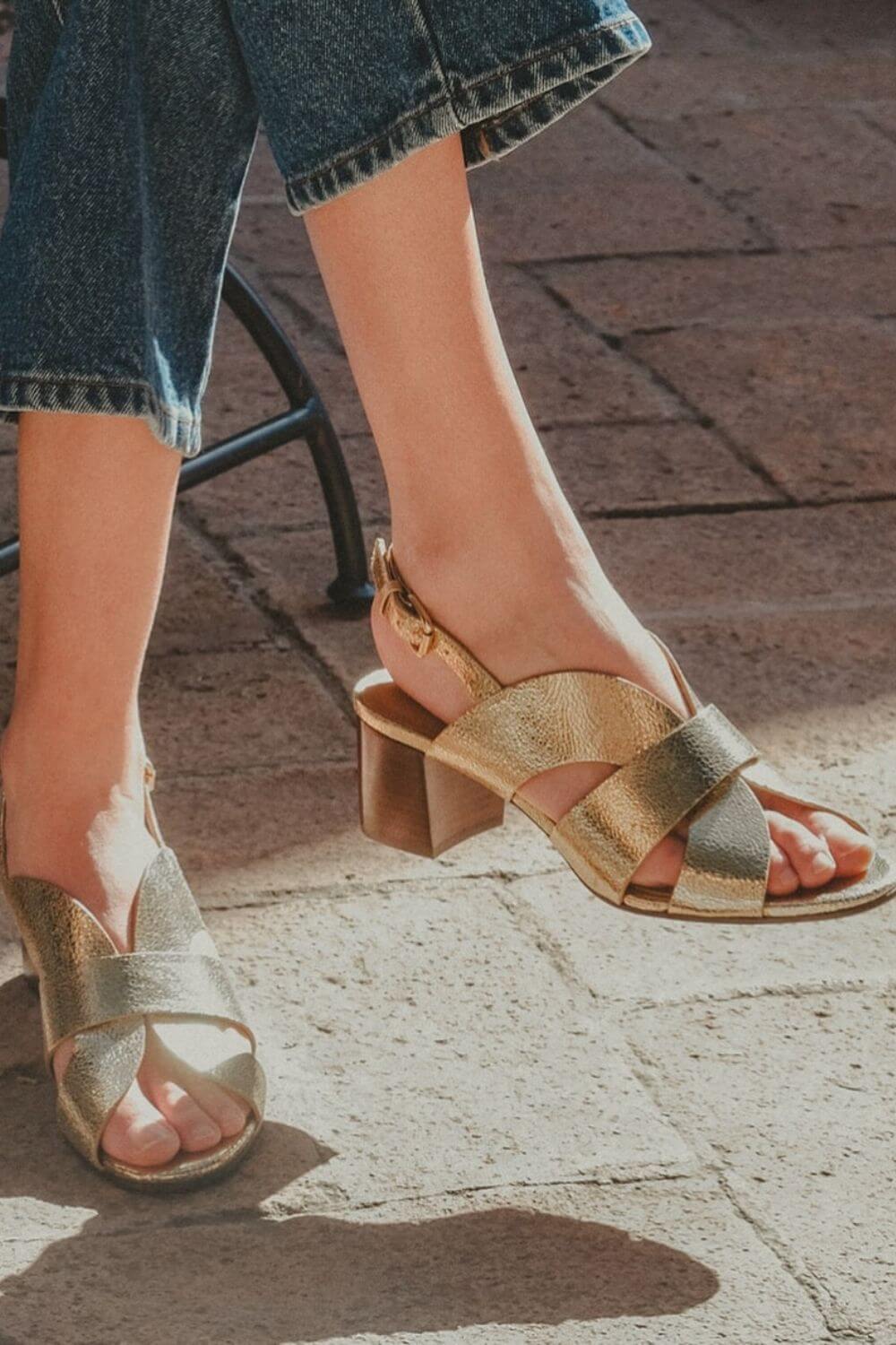 Sandali con tacco a blocco e cinturino incrociato color oro metallizzato [Pre-ordine]