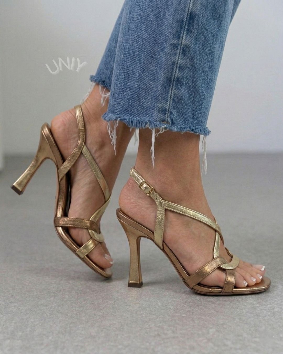 Sandales élégantes à talon haut doré à brides et bout ouvert [Précommande]