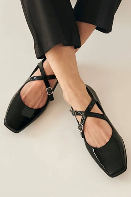 Klassische schwarze Lackleder Ballerinas mit quadratischer Spitze und gekreuztem Knöchelriemen [Vorbestellung]