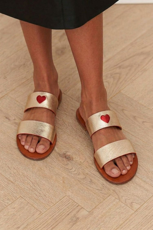 Sapatilhas Minimalistas Metálicas Douradas com Dupla Alça e Coração Vermelho [Pré-venda]