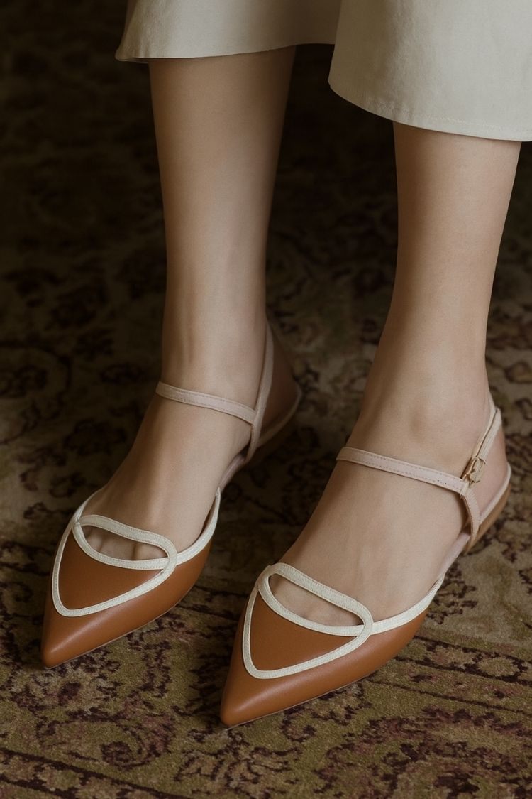 Ballerine con cinturino a punta e finiture a contrasto marroni [Pre-ordine]