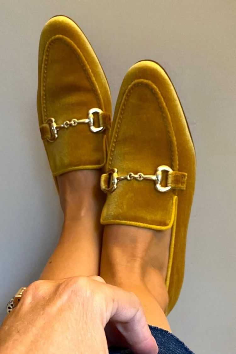 Samt Slipper mit Schnallendetail und spitzer Zehenpartie [Vorbestellung]