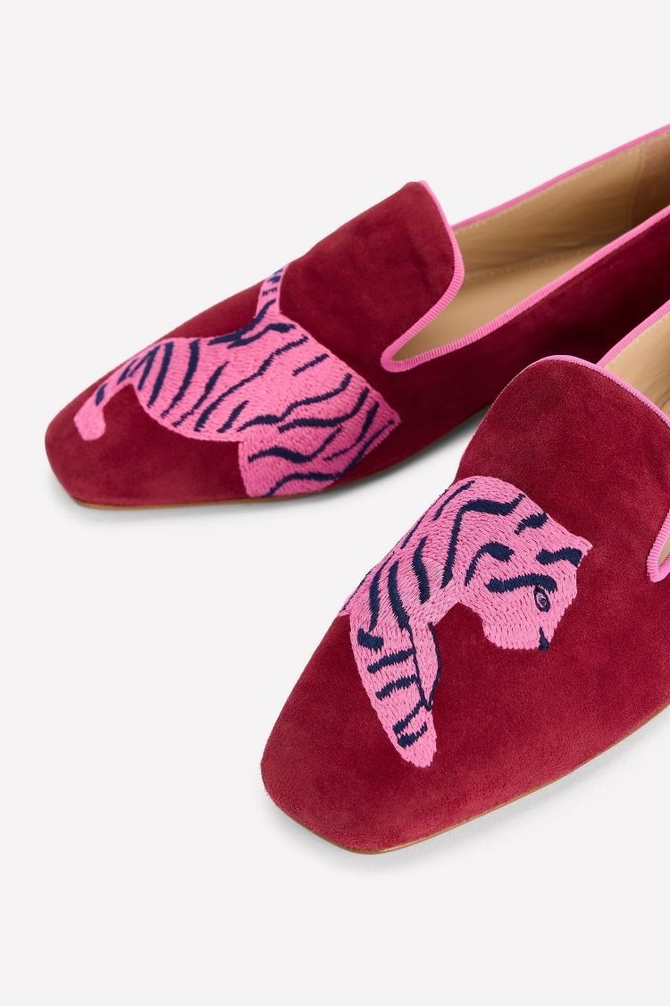 Ballerine a punta in pelle scamosciata rosa con tigre ricamata [Pre-ordine]
