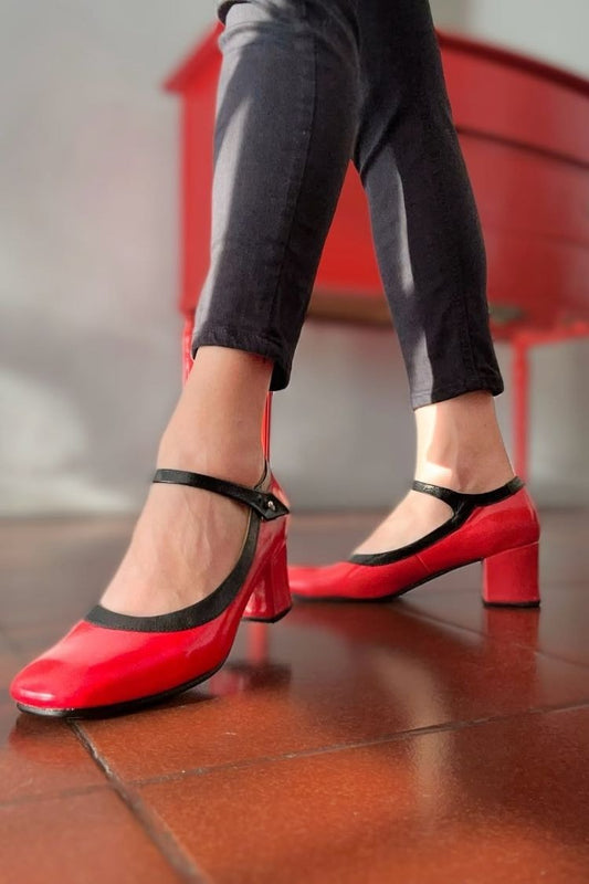 Zapatos Mary Jane de charol con tacón de bloque, color rojo y negro [Reserva]