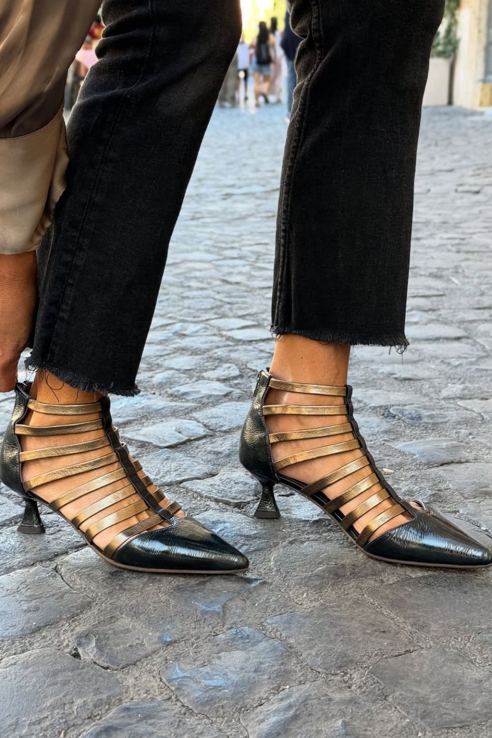 Eleganckie metaliczne szpilki na cienkich paskach z ostrym noskiem [Przedsprzedaż]