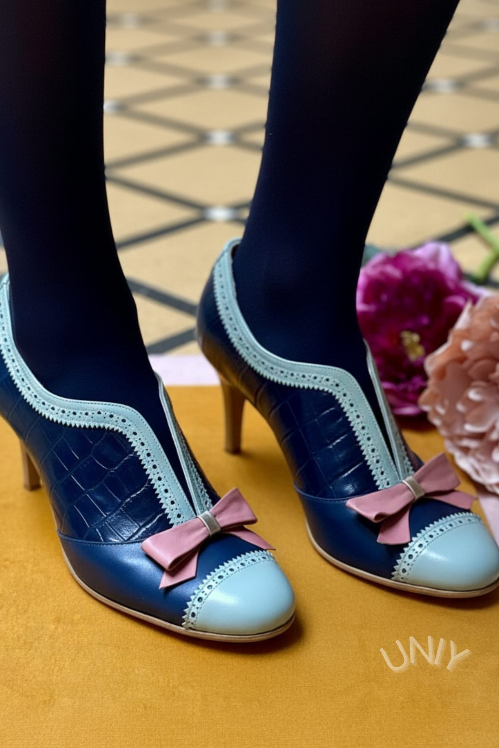 Elegante zweifarbige spitze Absätze [Vorbestellung]