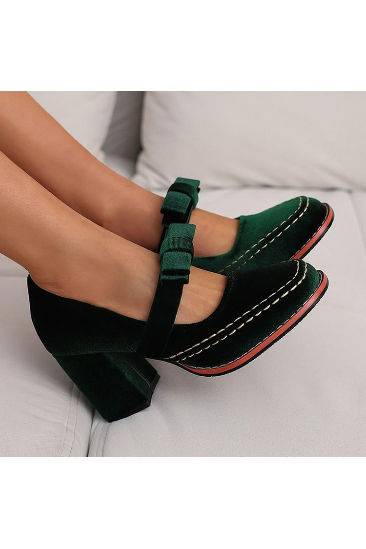 Punta tonda, tacco grosso, cinturino sul collo del piede, dettagli cuciti, fiocco decorativo 