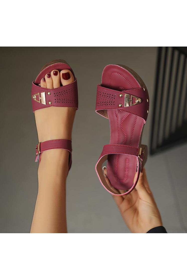 Sandali con tacco casual, con punta tonda e traforata, decorati con borchie in metallo