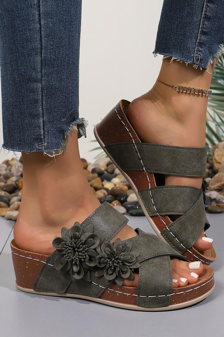 Pantuflas informales de cuña con punta redonda y tiras cruzadas con decoración de flores en 3D