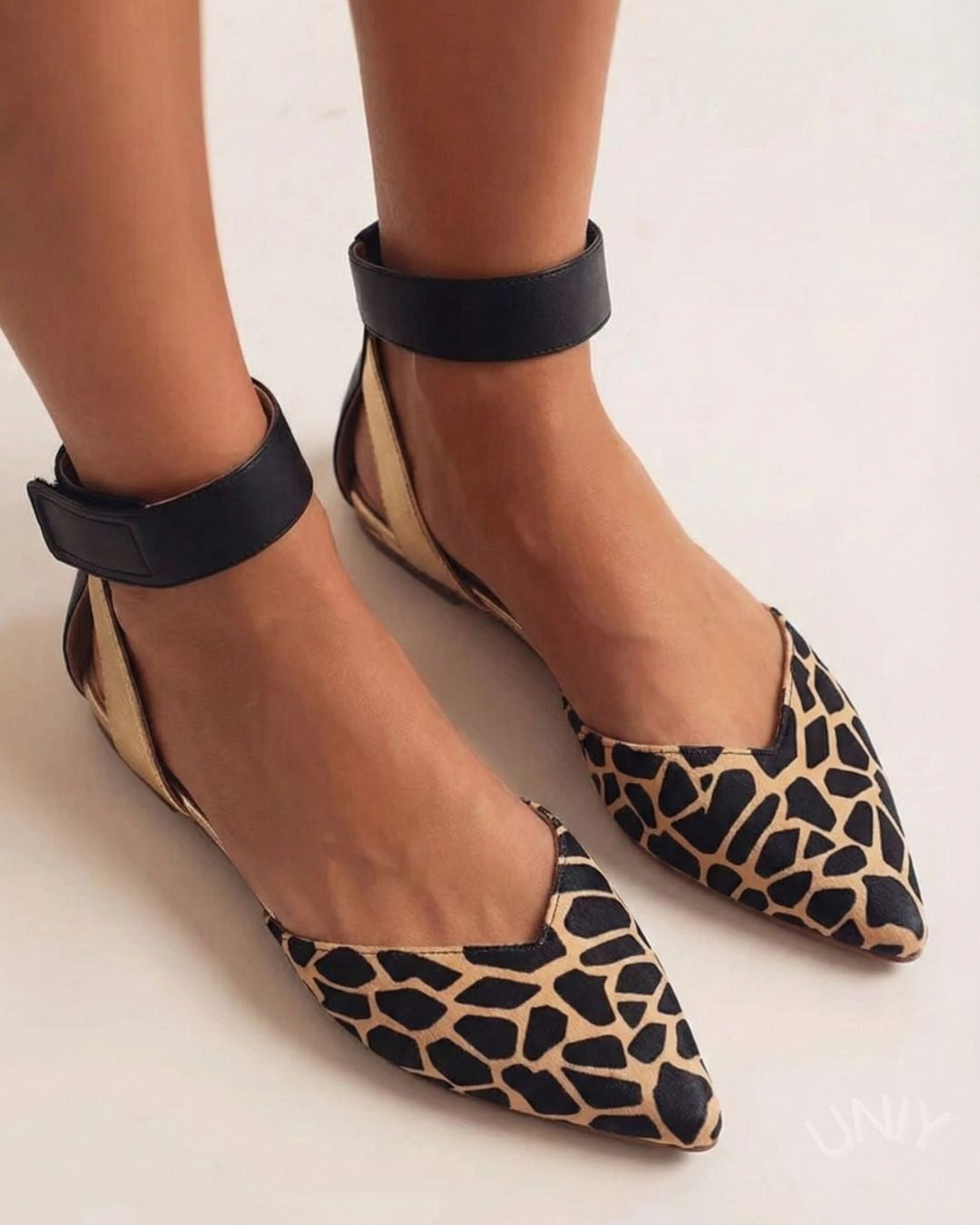 Ballerine versatili con punta a punta e cinturino largo alla caviglia e stampa leopardata