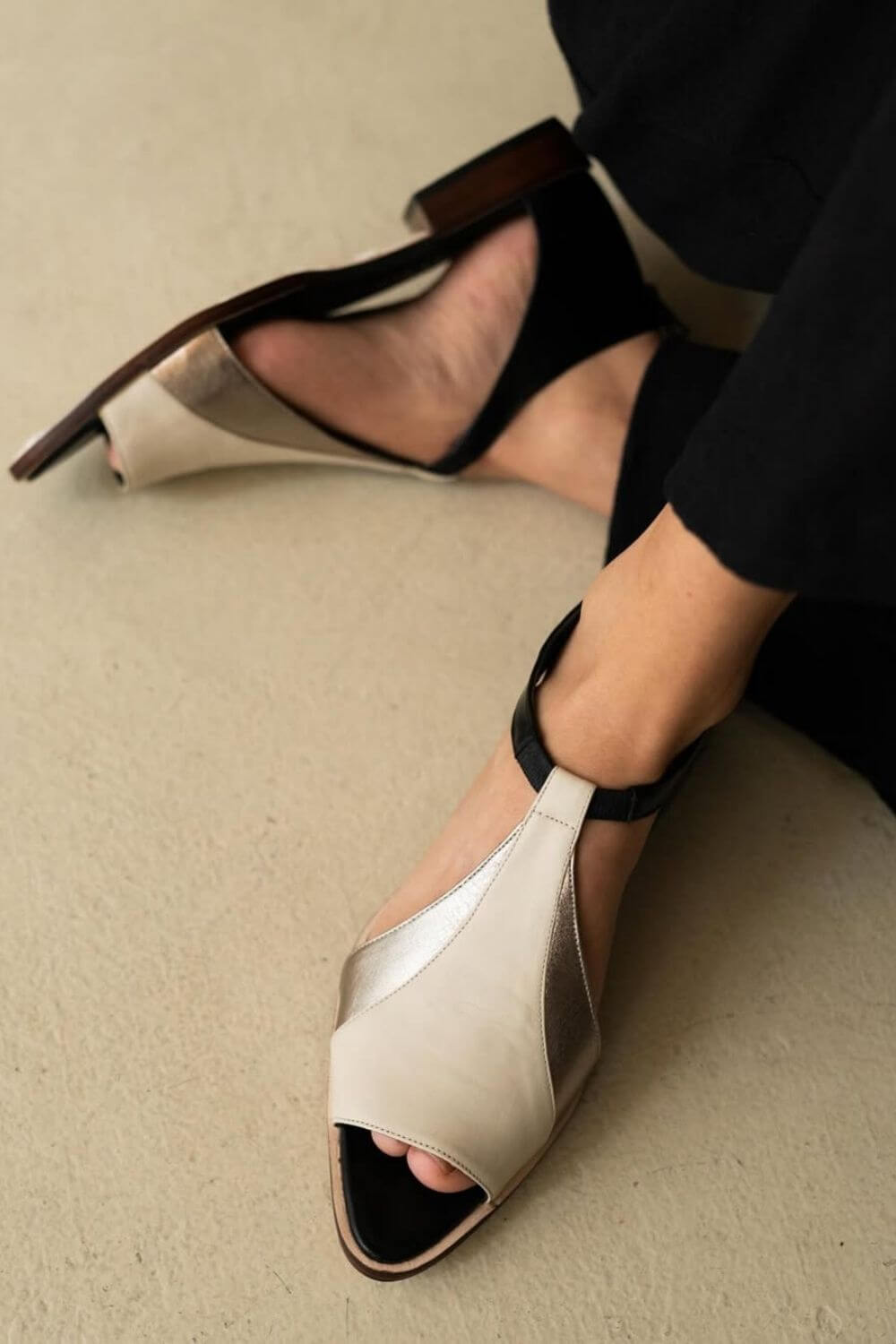 Sandali con tacco e cinturino alla caviglia con punta aperta e pannello metallico [Pre-ordine]