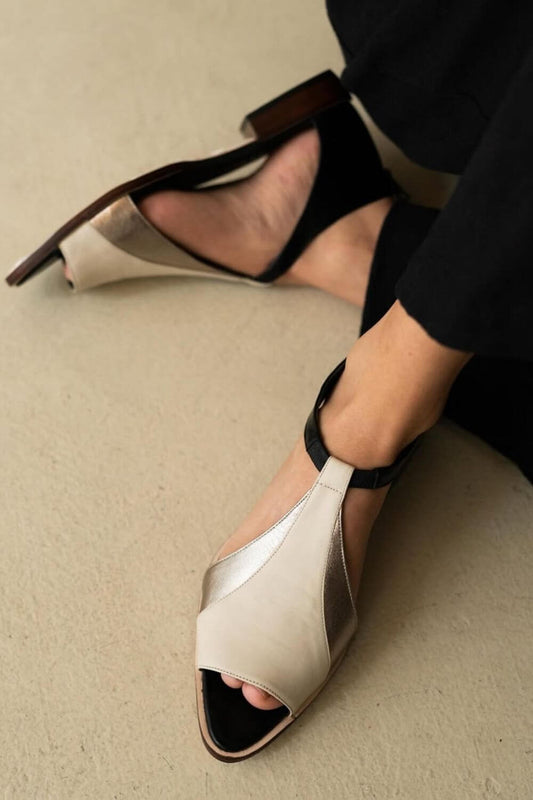 Sandali con tacco e cinturino alla caviglia con punta aperta e pannello metallico [Pre-ordine]