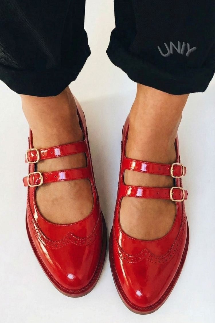 Rote Lackleder Mary Jane Ballerinas mit Doppelriemen und Brogue-Details [Vorbestellung]