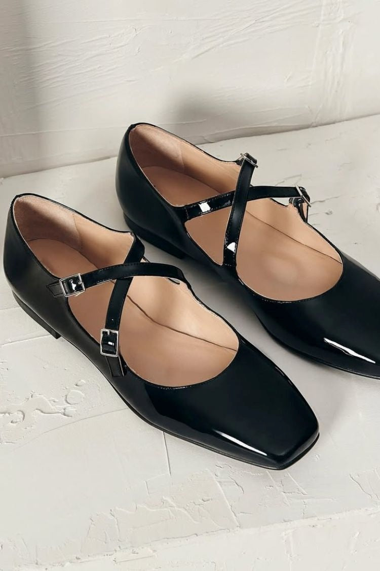 Klassische schwarze Lackleder Ballerinas mit quadratischer Spitze und gekreuztem Knöchelriemen [Vorbestellung]