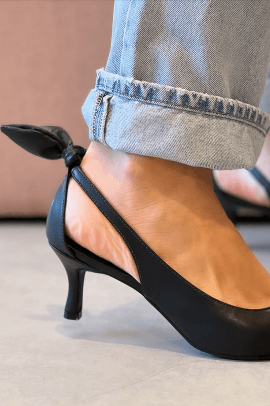 Décolleté con cinturino posteriore a punta in similpelle con fiocco [Pre-ordine]